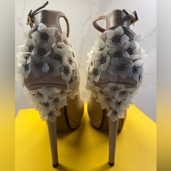 FENDI Spuntata White Floral Heel Platform Peep Toe Nude Shoes Size 7.5 - Picture 2 of 11